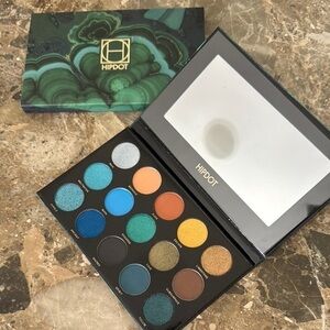 HipDot Cenote eyeshadow palette 💚